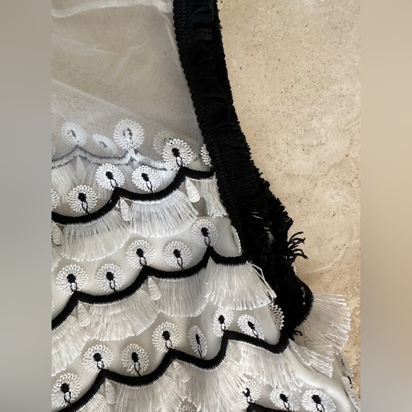 Alexis Scalloped Lace Sleeveless Blouse - Picture 4 of 5